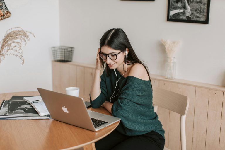 Persona feliz logrando equilibrar estudios y trabajo con éxito