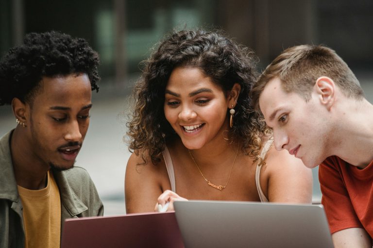 Personas estudiando y trabajando desde casa mostrando flexibilidad laboral