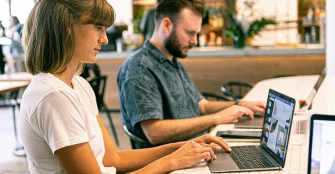 Trabajadores adquiriendo nuevas habilidades a través de un curso de reskilling en línea